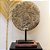 ESCULTURA MASCARA TRIBAL DAYAK EM MADEIRA WHITEWASH COM SUPORTE A66CM - Imagem 4