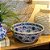 CENTRO DE MESA PORCELANA AZUL E BRANCA FLORES D42XA18CM - Imagem 4