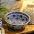 CENTRO DE MESA PORCELANA AZUL E BRANCA FLORES D42XA18CM - Imagem 3