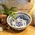 CENTRO DE MESA EM PORCELANA AZUL E BRANCO CARPAS IMPERIAIS D42XA18CM - Imagem 4