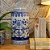 POTICHE CILINDRICO PORCELANA AZUL E BRANCA JARDIM IMPERIAL D19XA40CM - Imagem 3