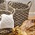 CESTA DECORATIVA RATTAN BALI REDONDO BRANCO E NATURAL - Imagem 4