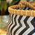 CESTO FIBRA SINTETICA BALI REDONDO BRANCO E PRETO CHEVRON D36XA41CM - Imagem 4