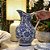 JARRO EM PORCELANA AZUL E BRANCA FLORES SERENAS A32CM - Imagem 4