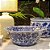 CENTRO DE MESA EM PORCELANA AZUL E BRANCA FLORES SERENAS D29XA10CM - Imagem 4