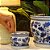 CACHEPOT PORCELANA AZUL E BRANCA MEDALHA FLORAL D10XA08CM - Imagem 4