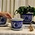 CACHEPOT EM PORCELANA AZUL E BRANCO FLORES DO PARAÍSO PEQUENO D17CM X A13CM - Imagem 3