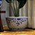 CACHEPOT AZUL E BRANCA FLORA HAN GRANDE D53 X A31CM - Imagem 4