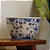 CACHEPOT IMPORTADO PORCELANA AZUL E BRANCA FLORA HAN PEQUENO D41 X A25CM - Imagem 4