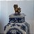 POTICHE EM PORCELANA AZUL E BRANCA COM DETALHE EM BRONZE CÃO DE FÓ IMPORTADO D13CM X A35CM - Imagem 5