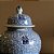 POTICHE EM PORCELANA AZUL E BRANCA JOY AND LUCK IMPORTADO D37CM X A68CM - Imagem 5