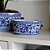 FLOREIRO EM PORCELANA IMPORTADO OVAL AZUL E BRANCO FLORIDO PEQUENO L25CM X A10CM X P15CM - Imagem 3