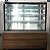 Vitrine de doce / bolos - Quadrat Alta Refrigerada 3 planos – Linha Vertiko Fechamento frontal 220v - Elvi [Seminova] - Imagem 4
