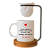Kit Dia dos Namorados, Caneca Divertida 'Tantas pessoas no mundo e eu tive a sorte de amar a que SEMPRE TEM RAZÃO' com Mini Coador de Café, Base em Madeira - Imagem 1