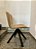 Cadeira Giratória em Courvin - Artesanal (Apartamento Decorado) - Imagem 3