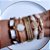 PULSEIRA EM COURO NUDE ALFINETE. - Imagem 3