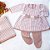 Saída de maternidade menina vestido xadrez Bruxelas 3 peças tricot - Imagem 2