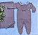 Saída de maternidade  Dinhos Baby Maite macacão em tricot + body com gola bordada + faixa de cabelo 4 peças - Imagem 8