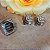 Conjunto quadrado em metal com detalhes de zircônias brancas / anel e brincos - Imagem 1