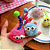 Kit 2 Monstrinhos Bolinha de Pelúcia Antena Espiral Presilha Cabelo Maluco Bichinho Olho Grande Engraçado Rosa Azul - Imagem 6