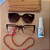 Kit Verão 🌴 - Clipon Maya rose degradê + Cordão + Limpa lentes – por R$199,00 - Imagem 4