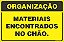 Placa de organização materiais encontrados no chão. - Imagem 1
