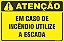 Placa de condomínio em caso de  incêndio utilize  a escada - Imagem 1