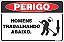 Placa de perigo homens  trabalhando abaixo. - Imagem 1