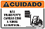 Placa de cuidado não transporte cargas com a torre levantada. - Imagem 1