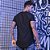 Camiseta masculina long line preta com recorte e logomania - Imagem 2