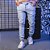 Calça masculina jogger jeans azul claro com faixa lateral - Imagem 1