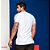 Camiseta masculina branca gola O long line com abertura na barra - Imagem 2