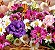 Cesta de flores nobres e do campo em tons de rosa - Imagem 2