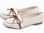 Mocassim Feminino TORRICELLA Rasteiro Laço em Nó Off White Detalhes Caramelo - Imagem 2