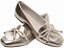 Mocassim Feminino TORRICELLA Rasteiro Laço em Nó Ouro Light Detalhes Off White - Imagem 1
