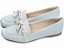 Mocassim Feminino TORRICELLA Rasteiro Laço em Nó Azul Detalhes Off White - Imagem 2