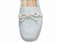 Mocassim Feminino TORRICELLA Rasteiro Laço em Nó Azul Detalhes Off White - Imagem 5