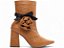 Bota Feminina TORRICELLA Vintage Caramelo Bico Fino Cano Médio Flor e Laço Cetim Preto - Imagem 3