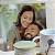 Duo Kit Celebração a Dois Premium | Porta-Retrato Foto Estampada no Vidro + Duo de Canecas + Vela Aromática Vegetal + Azulejo Decorativo em Cesta de Palha Taboa - Imagem 5
