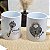 Duo Kit Celebração a Dois Premium | Porta-Retrato Foto Estampada no Vidro + Duo de Canecas + Vela Aromática Vegetal + Azulejo Decorativo em Cesta de Palha Taboa - Imagem 3