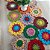 Trilho de mesa formado por flores coloridas - Imagem 4