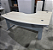 Mesa de Escritório Usada Gestor/Receptiva em L 1,36m x 1,80m Tampo Amadeirado Claro Base Em Aço Cor Cinza - Imagem 4