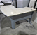 Mesa de Escritório Usada Gestor/Receptiva em L 1,36m x 1,80m Tampo Amadeirado Claro Base Em Aço Cor Cinza - Imagem 2
