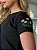TSHIRT FEMININA ALGODÃO BORDADA NA MANGA 5 FLORZINHAS LILAS / PRETA - Imagem 1