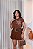 TSHIRT FEMININA ALGODÃO FLOR LATERAL DOURADA / MARROM - Imagem 3