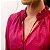 Blusa manga longa, com gola estilo vitoriana, tecido fluido levemente transparente punho em lastex - Blusa Cranberry. - Imagem 6