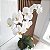 KOKEDAMA ORQUÍDEA PHALAENOPSIS BRANCA BASE COM BOLACHA DE MADEIRA - Imagem 3