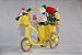 Bicicleta amarela com flores colorida - Imagem 1