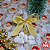 Unidade do saquinho com 6 balas tradicionais sem recheio e fita dourada brilhante de amarrar natal - Imagem 1