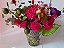 Um Pequenino Vaso com Flores Variadas - Imagem 4